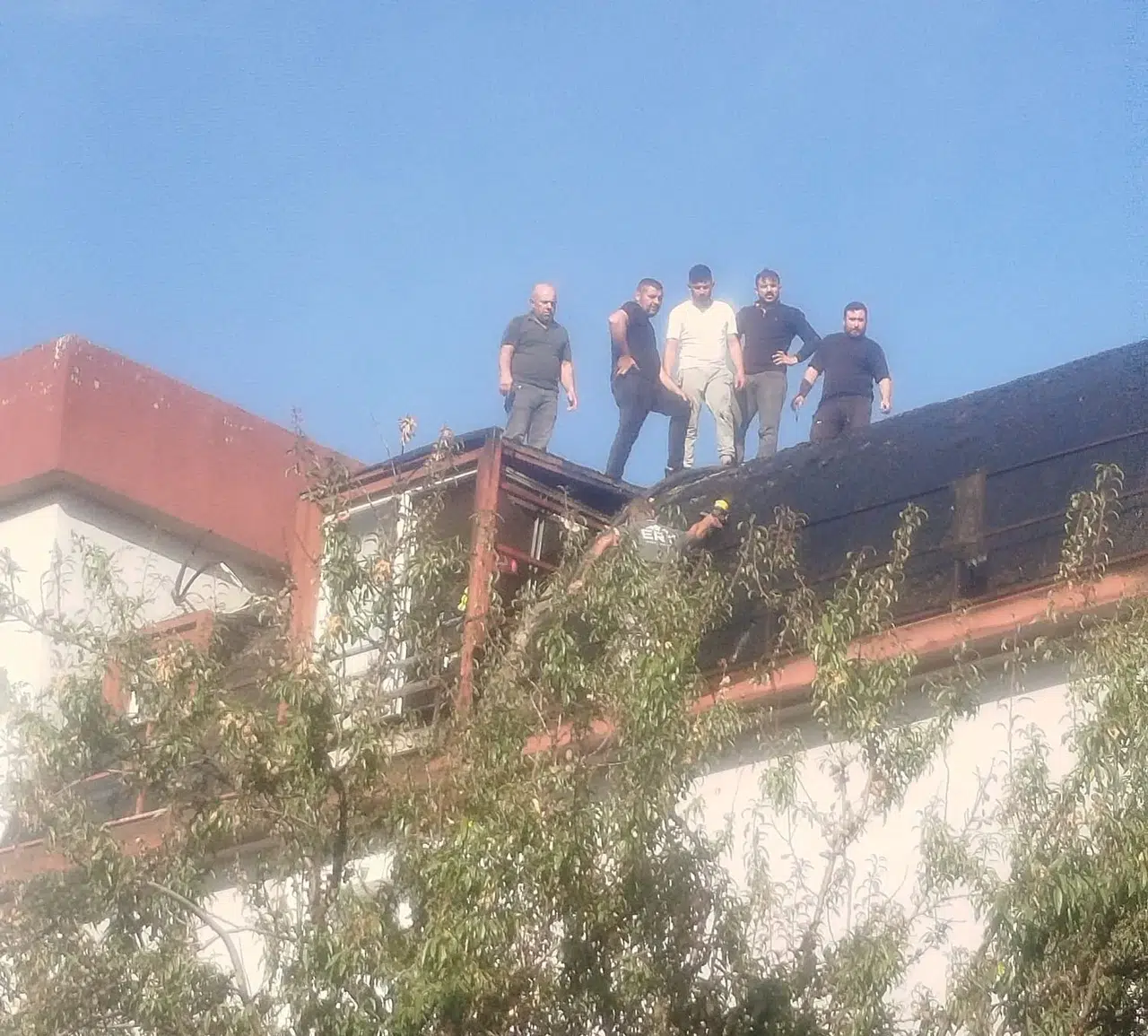 Çivril'de korkutan çatı yangını: İzolasyon çalışması faciaya davetiye çıkardı