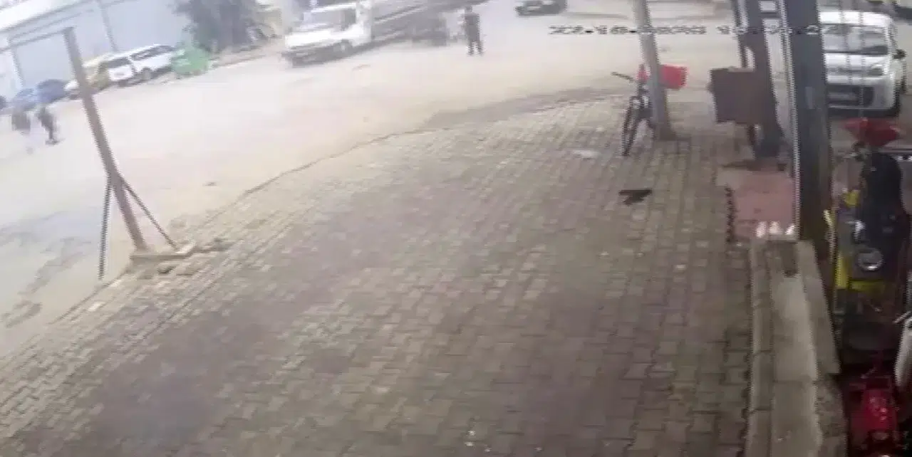 Bornova'da yürekleri ağza getiren kaza: Kamyonetin altına giren sürücü mucize eseri kurtuldu