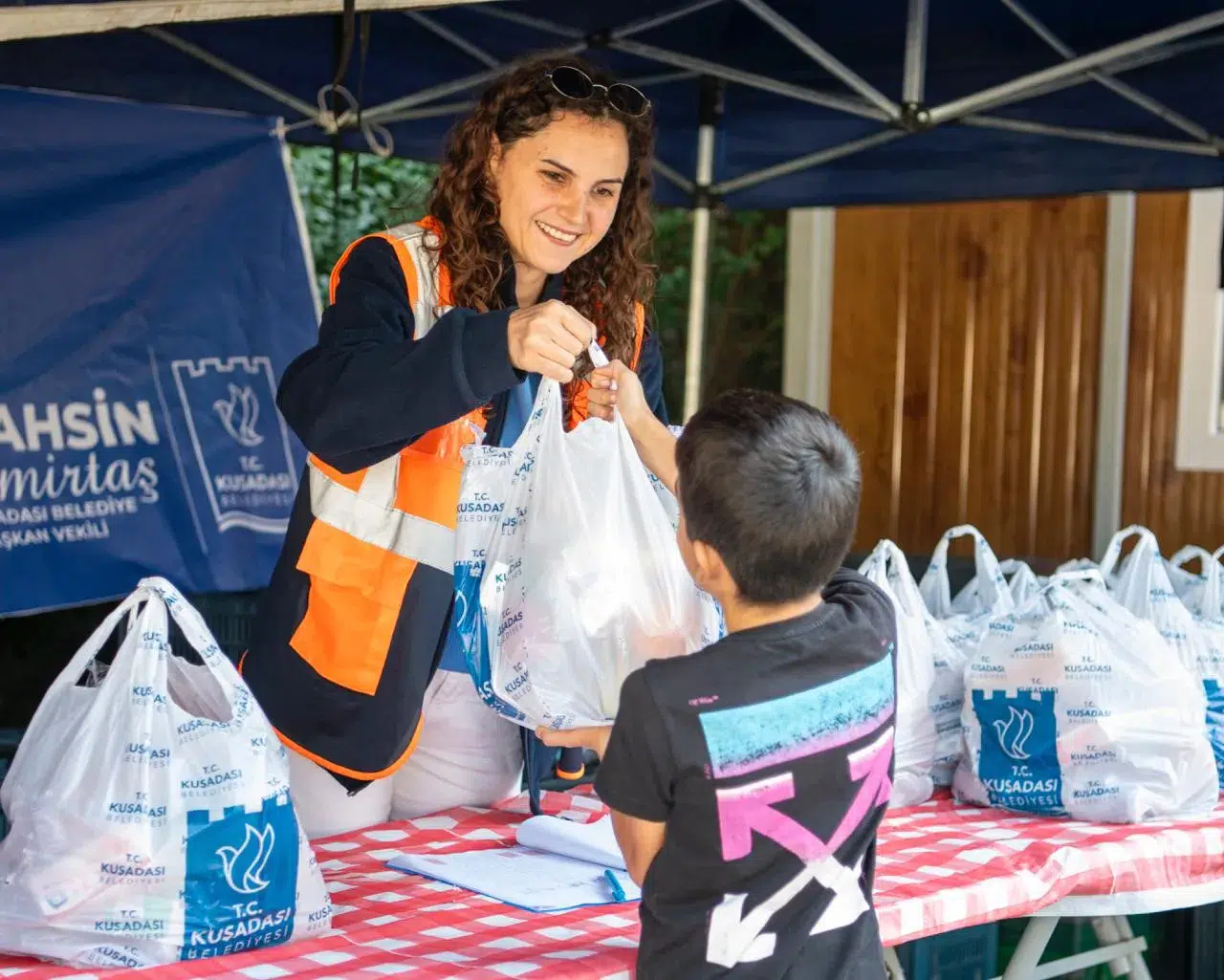 Minik öğrencilerin okul heyecanına Kuşadası Belediyesi’nden lezzetli destek
