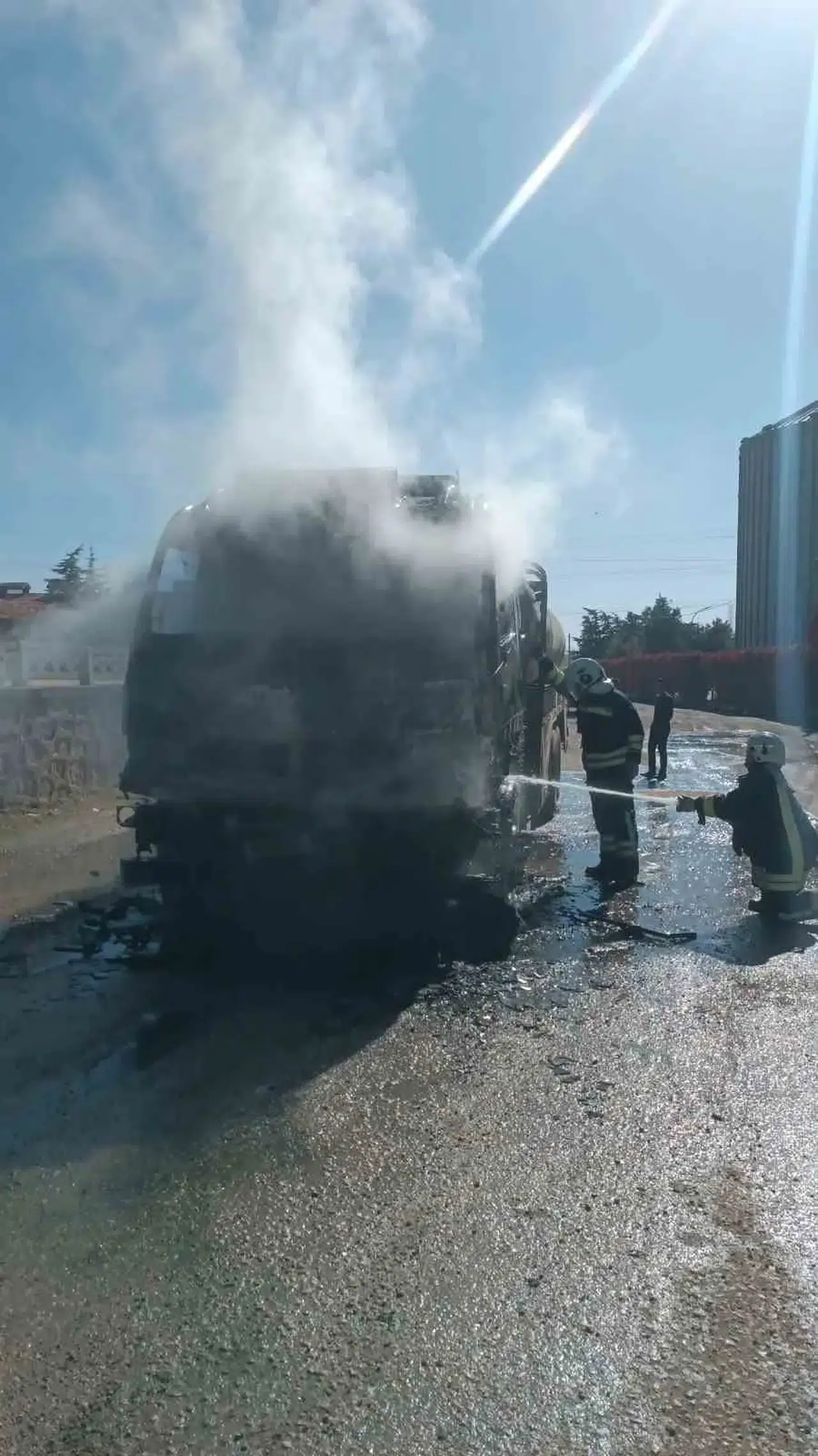 Afyonkarahisar'da korku dolu anlar: Park halindeki tanker alevlere teslim oldu