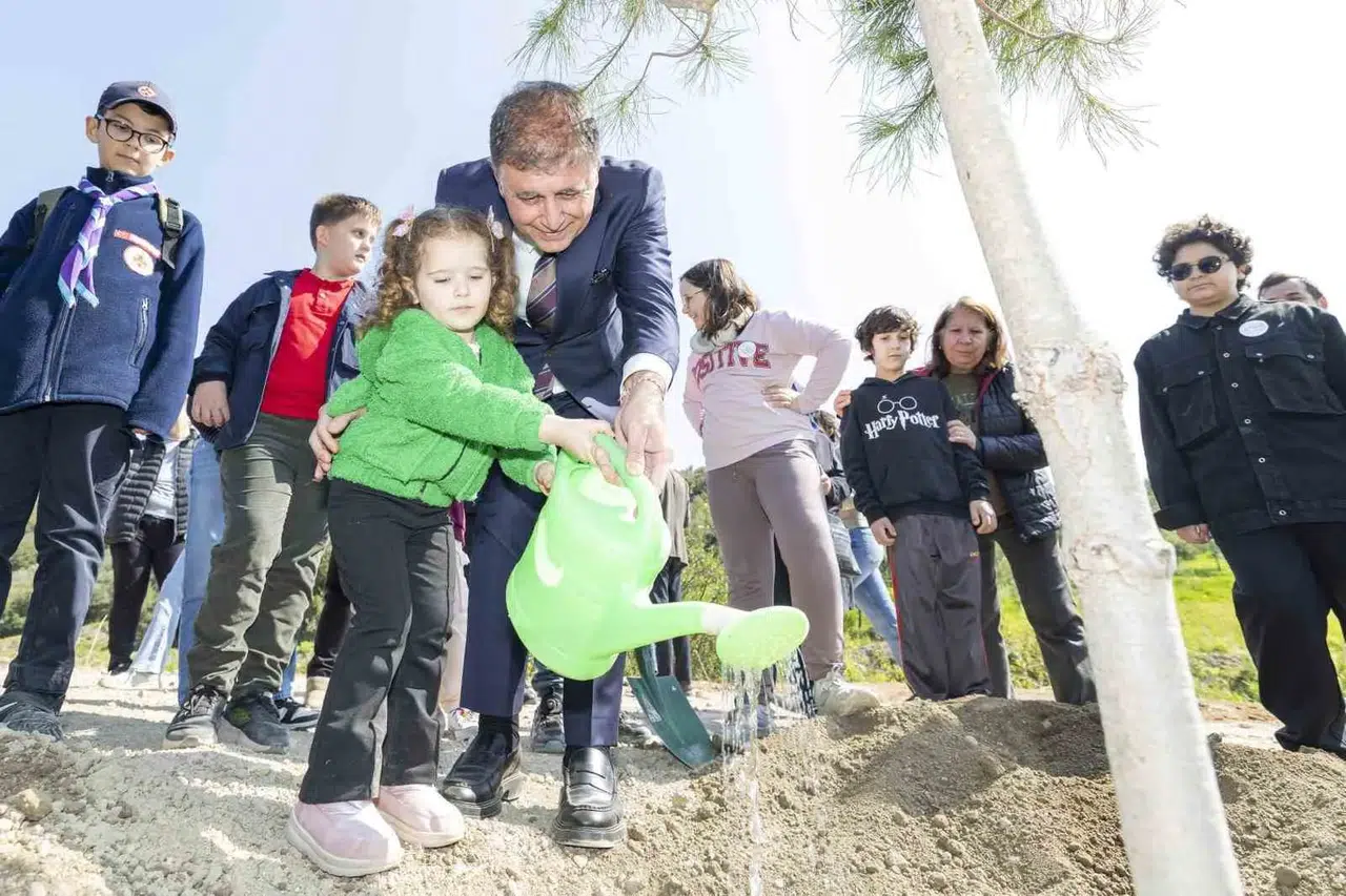 İzmir’de moloz yığınları yeşil ormanlara dönüşüyor: Doğaya ihanete dijital kalkan