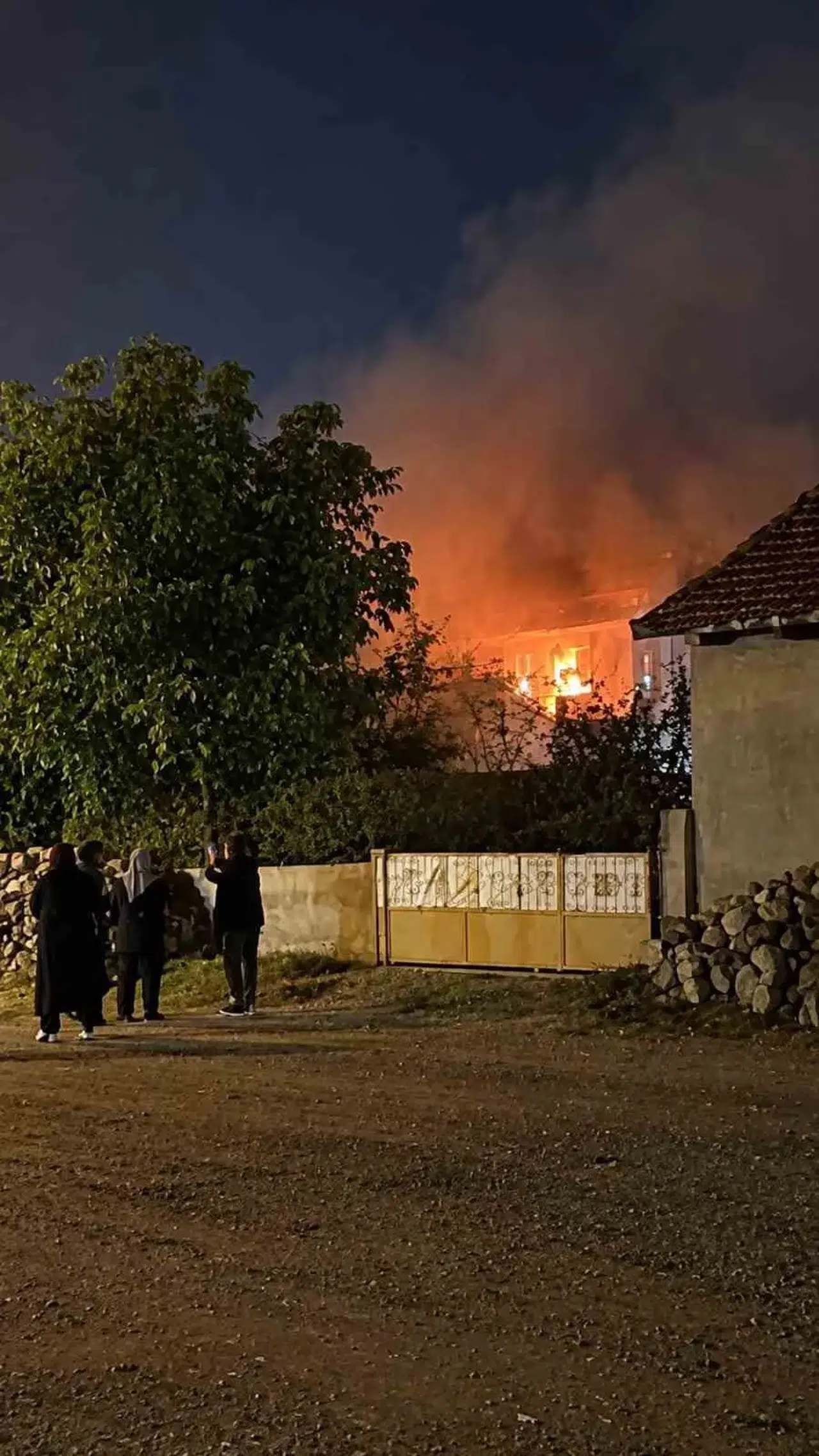 Şuhut’ta akşam saatlerinde panik: Müstakil ev alevlere teslim oldu