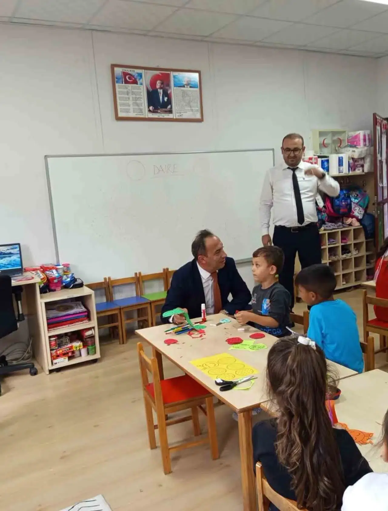 Efeler'de okul ziyareti renkli görüntülere sahne oldu: Müdür Çomruk çocuklarla oyun oynadı