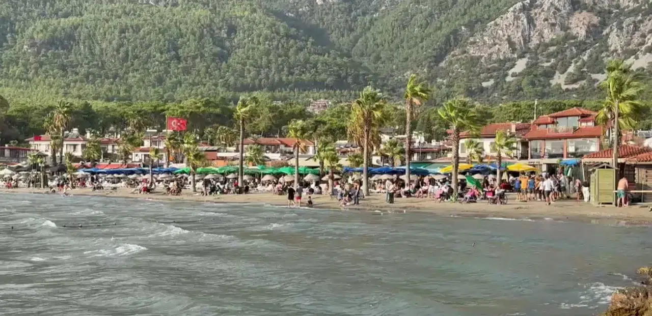 Takvim yaprakları sonbaharı gösterse de Akyaka’da deniz keyfi bitmedi