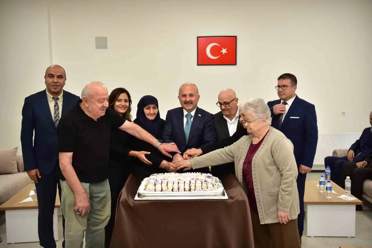 Aydın'da vefa günü: Vali Varol huzurevi sakinlerini yalnız bırakmadı