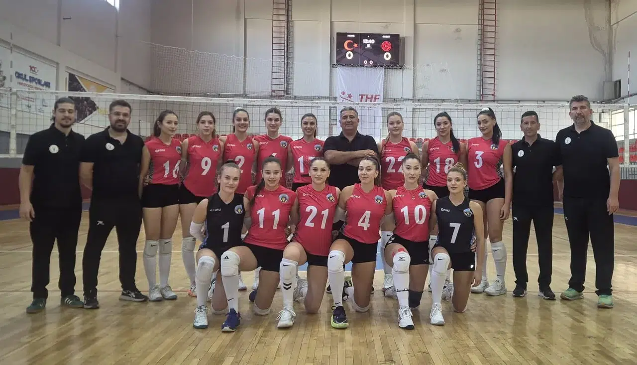 Turgutlu’da voleybol rüzgarı zirveye taşıdı: Sultanlar namağlup lider