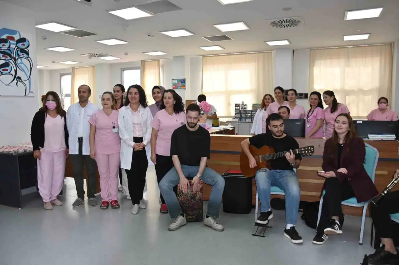 Kemoterapi ünitesinde duygusal anlar: Hastalar müzikle şifa buldu