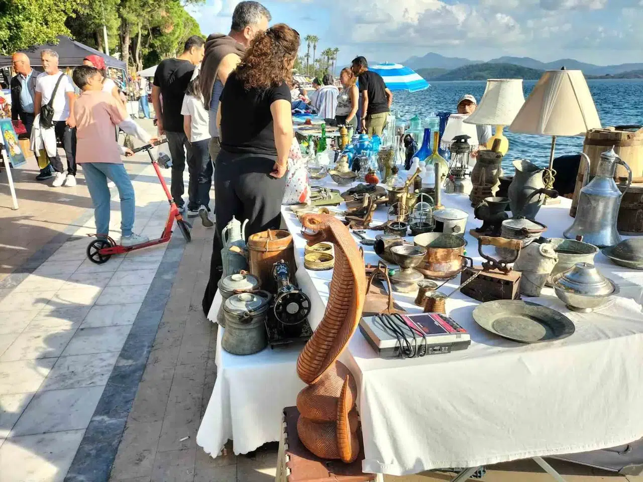 Köyceğiz'de pazar bereketi: İkinci el tutkunları Atatürk Kordonu'na akın etti