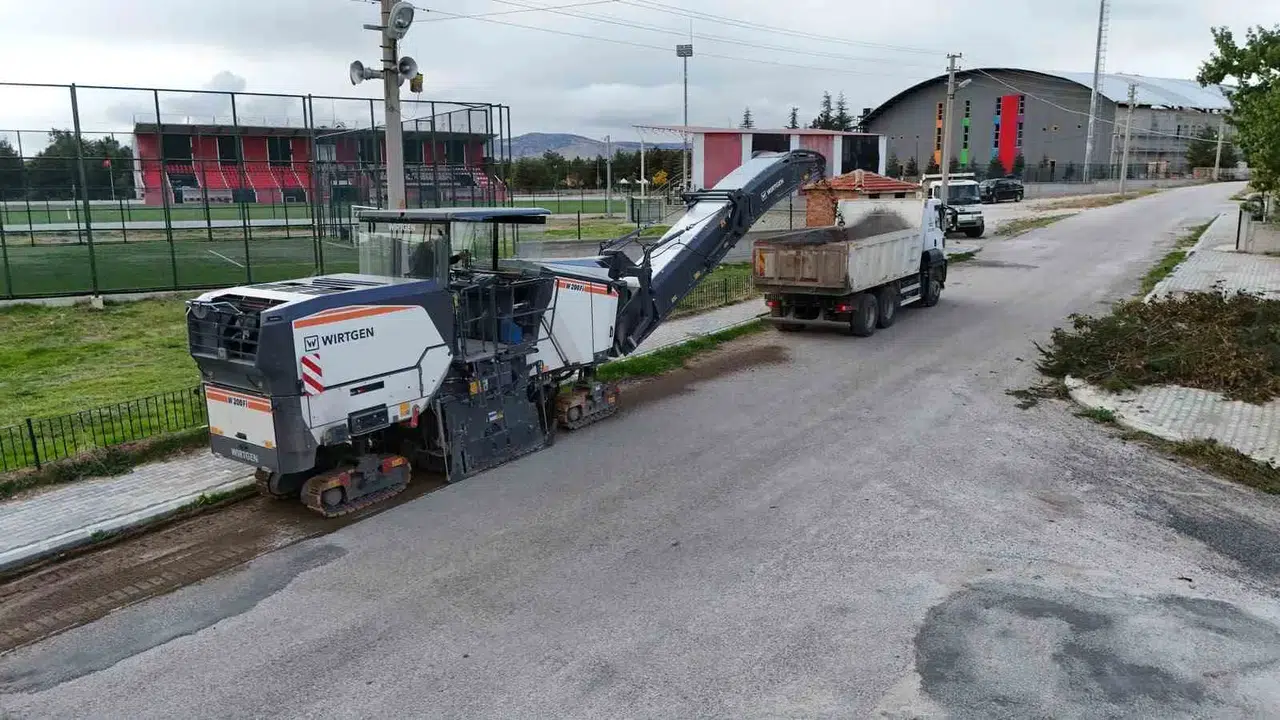 Bolvadin’de asfalt mesaisi: 12 sokak baştan aşağı yenileniyor