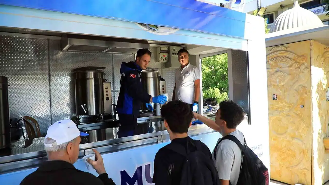 Muğla'da öğrencilerin sabah enerjisi Büyükşehir'den: Güne sıcak bir başlangıç
