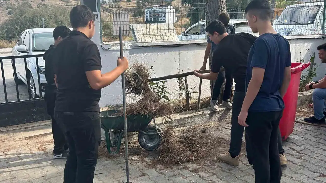 Koçarlı'da gençlerden örnek hareket: Okul bahçesini tertemiz yaptılar