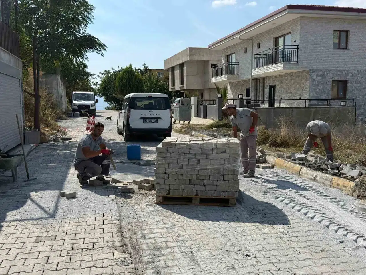 Kuşadası sokaklarında yoğun mesai: 56 noktada yenileme operasyonu
