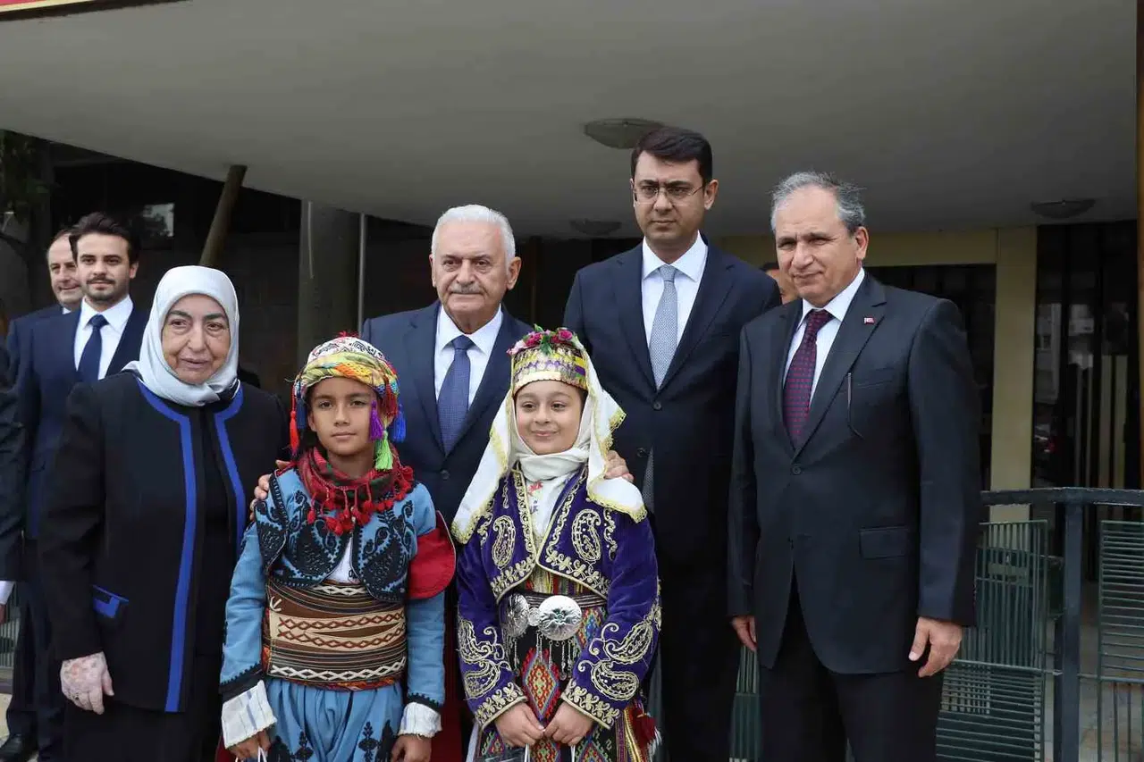 Binali Yıldırım'dan Uşak'ta eğitime tam destek: Geleceğin mimarları bu sıralarda yetişecek