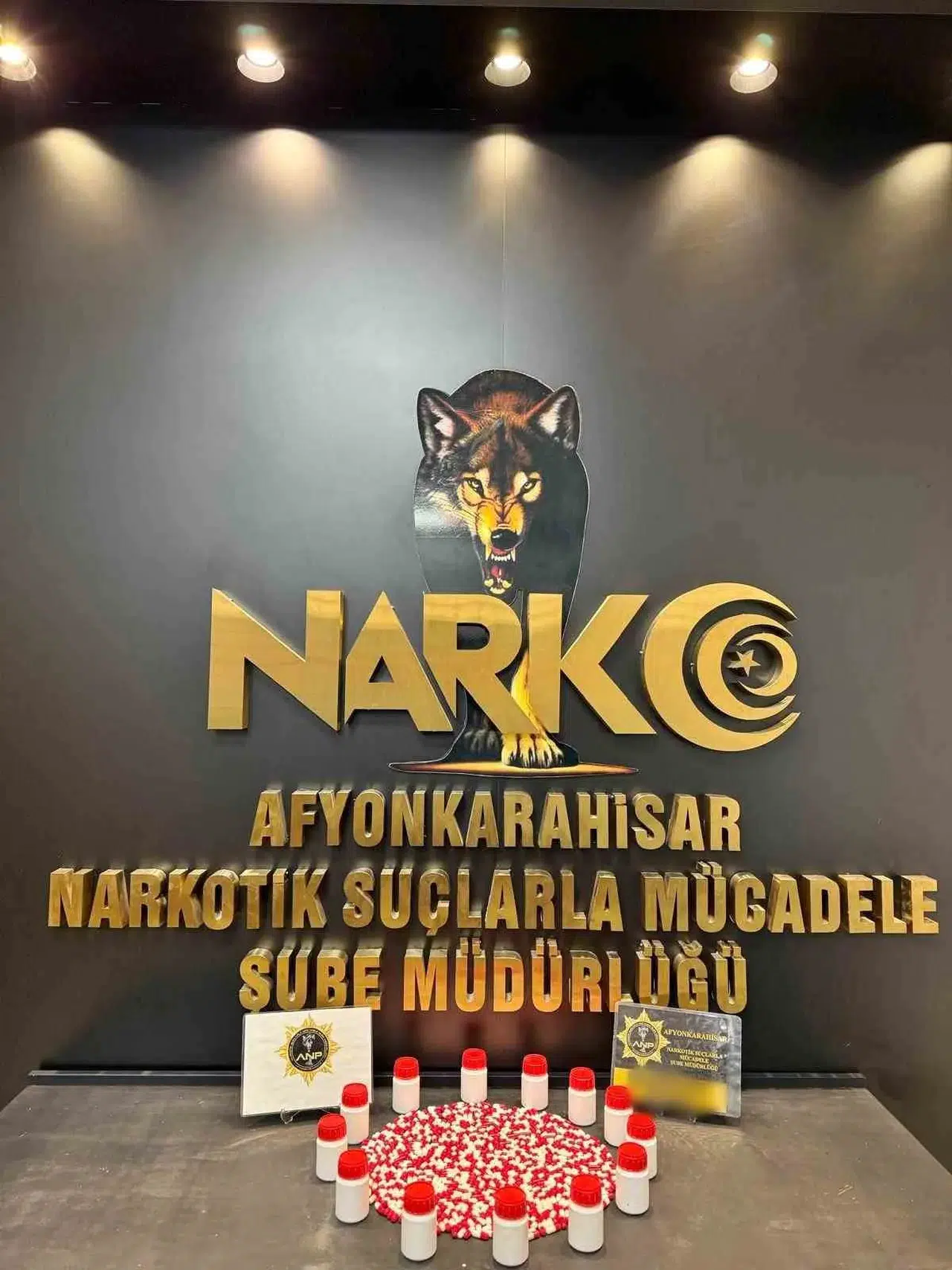 Afyonkarahisar polisinden zehir tacirlerine geçit yok: 594 hap ele geçirildi