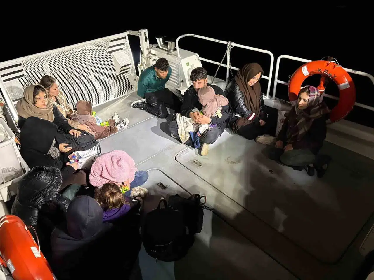 Ege'de gece yarısı operasyonu: Kucaklarında bebeklerle yakalandılar