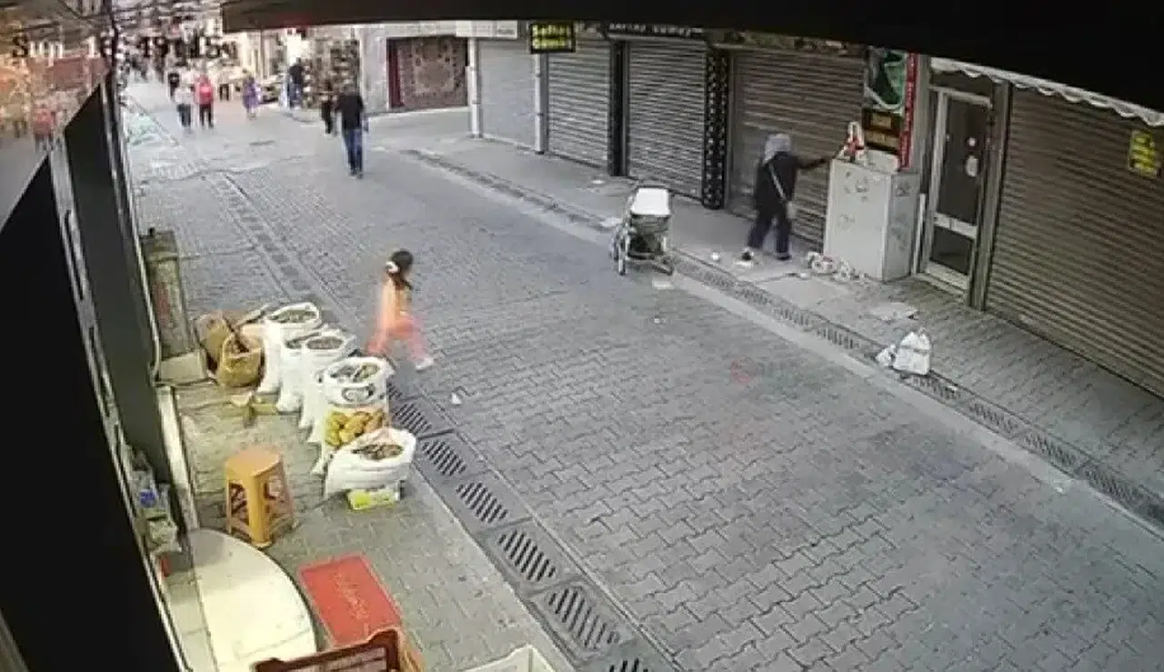 Karşıyaka'da dalgınlık pahalıya patladı: Gümüş dolu poşeti saniyeler içinde kaptı
