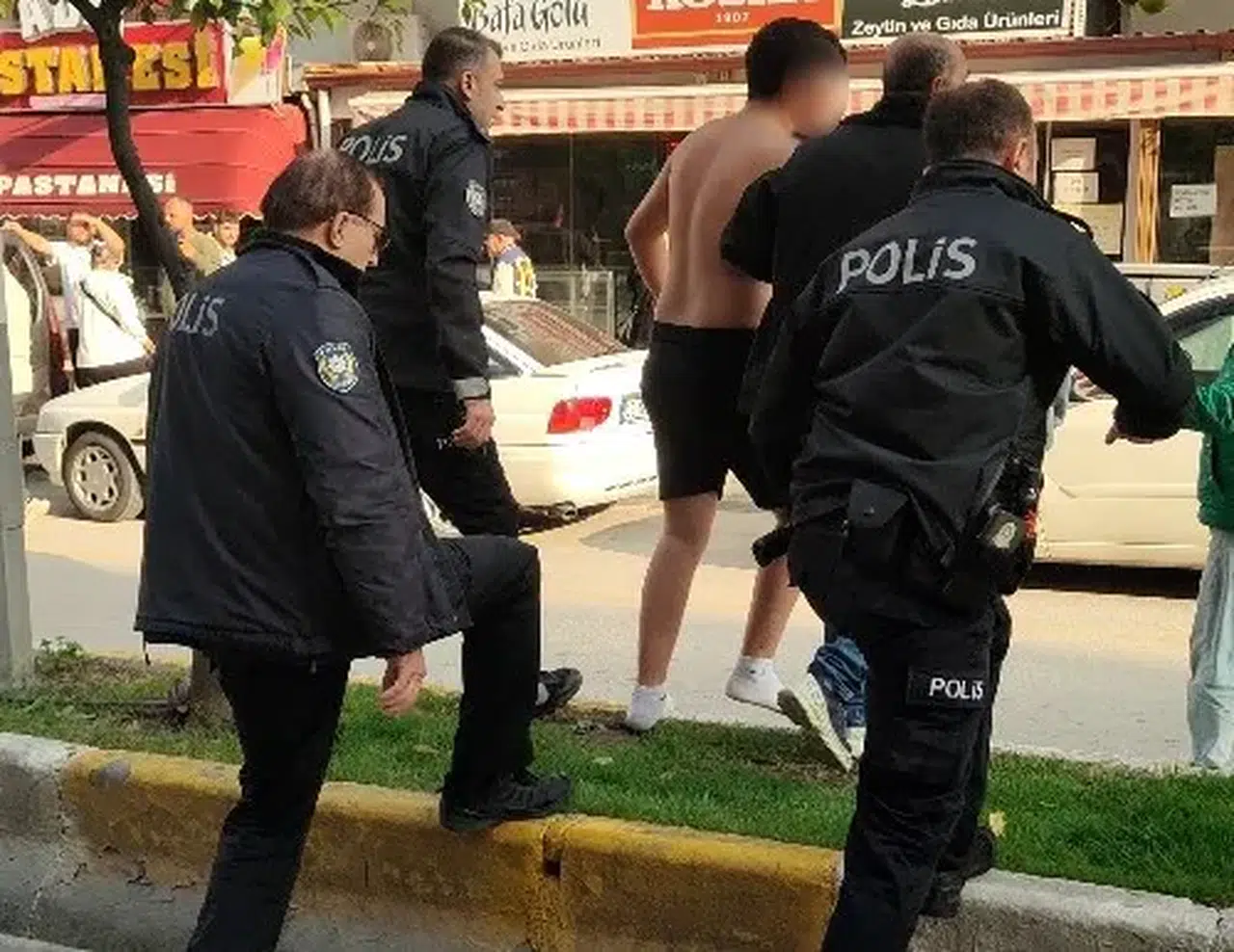 Kuşadası sokaklarında dehşet anları: Bıçaklı genci babası ikna etti