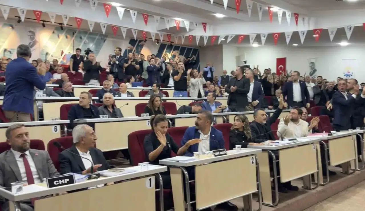 Çiğli Belediye Meclisinde şok anlar: Başkan Yıldız’a yönelik protesto şişe fırlatılmasıyla büyüdü