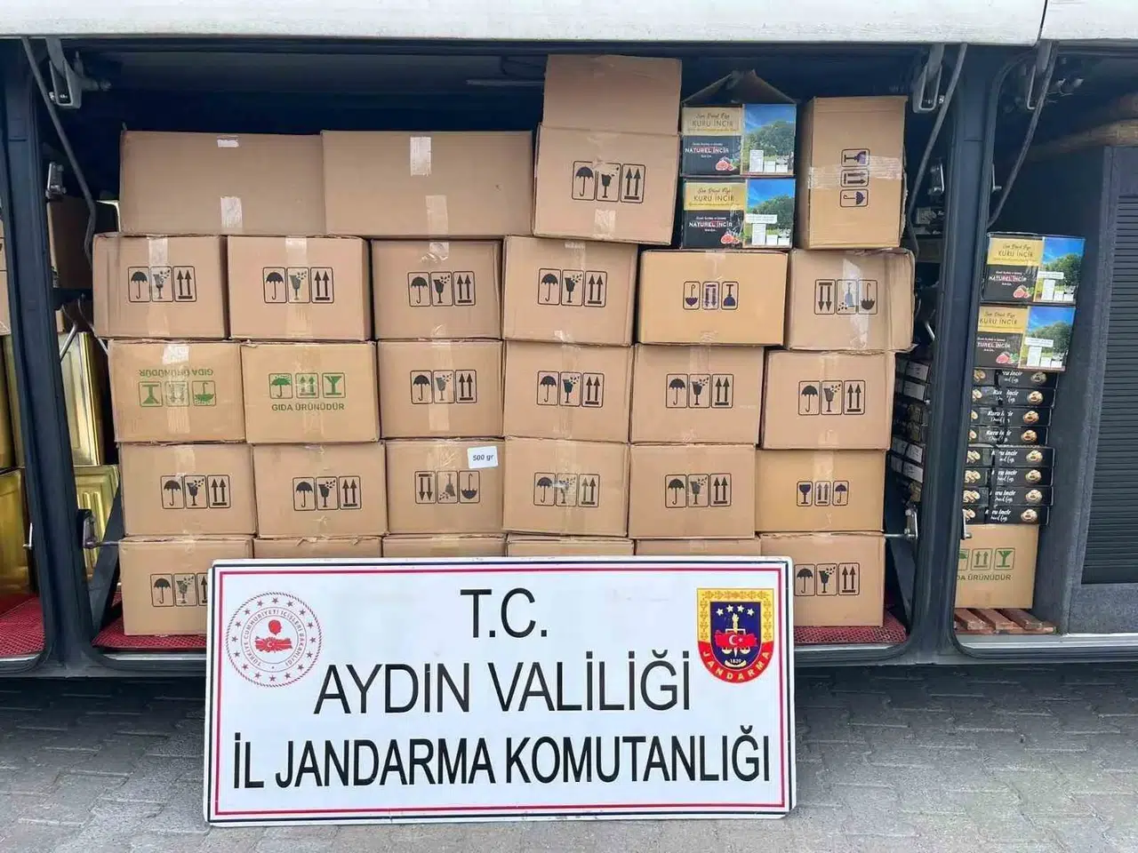 Yolcu otobüsünde tonlarca kaçak ürün operasyonu: İncirlerin değeri dudak uçuklattı