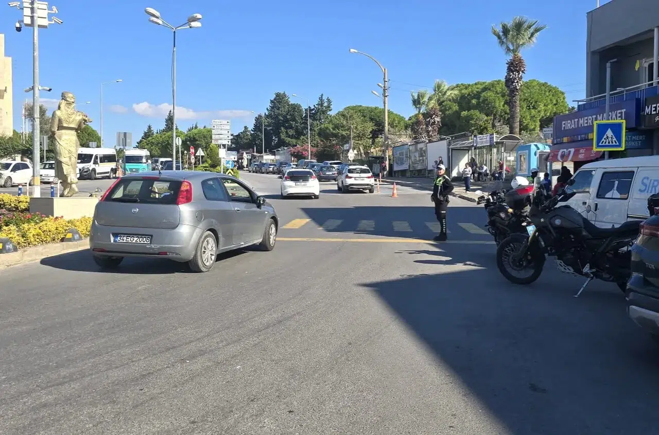 Çeşme trafiğinde yaya önceliği denetimi: Kurallara uymayan sürücülere geçit yok