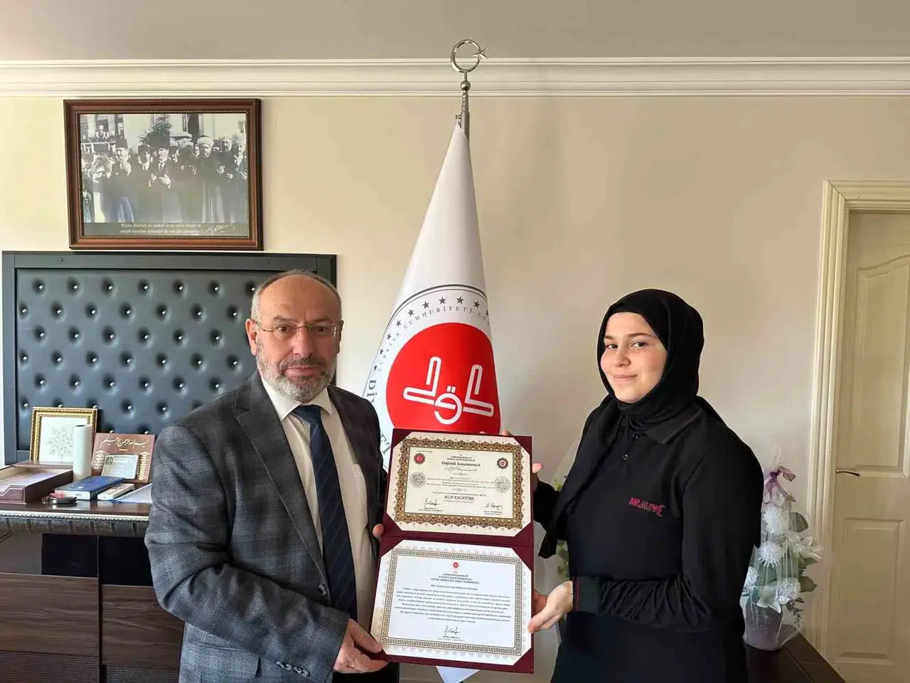Salihli’de gurur tablosu: Hafızlık tacını takan gençler belgelerine kavuştu