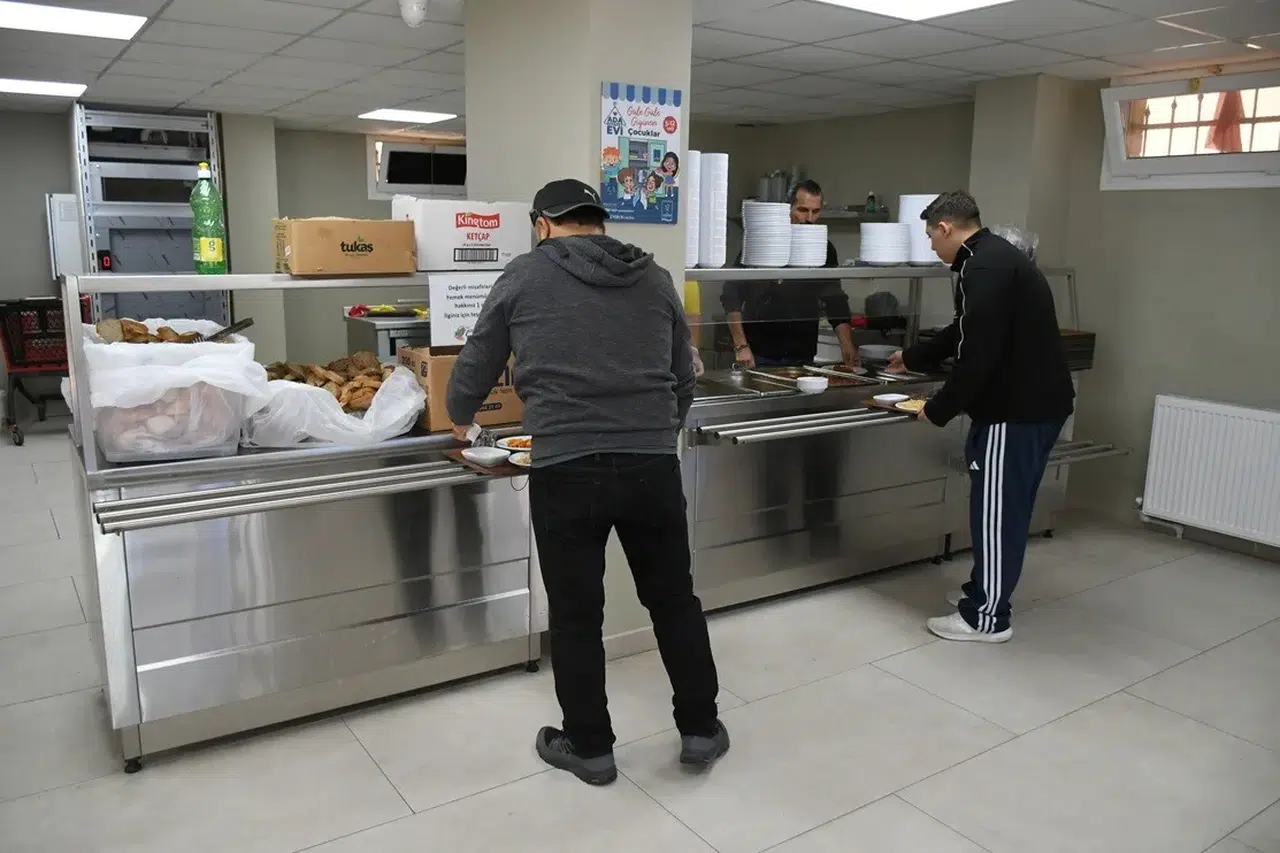 Kuşadası’nda hesaplı öğle yemeği tercihi Adalı Kart oldu: Yüzde 92’lik rekor kullanım