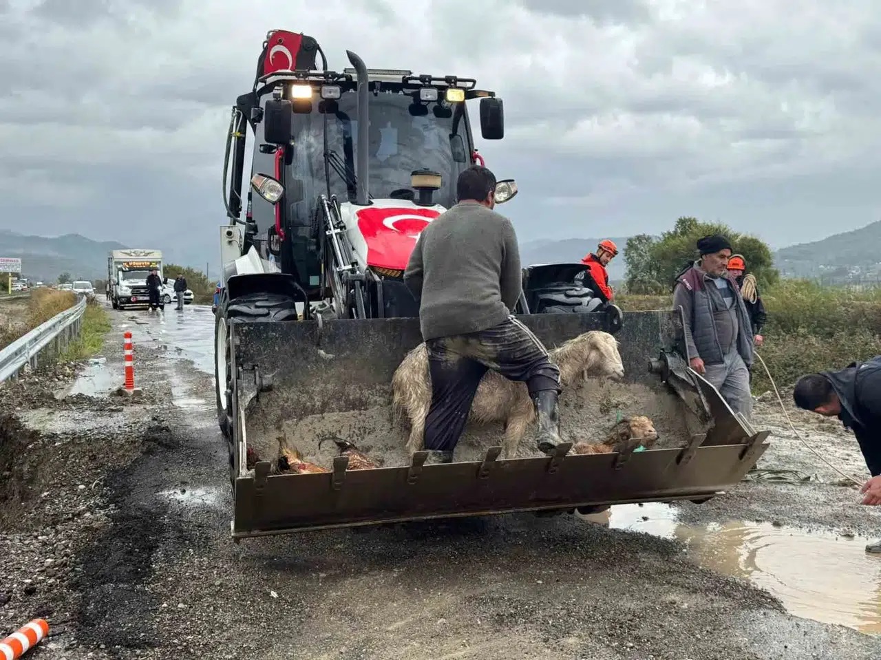 Muğla’da yağmur alarmı: 250 kişilik ekip sahada mahsur kalanların imdadına koştu