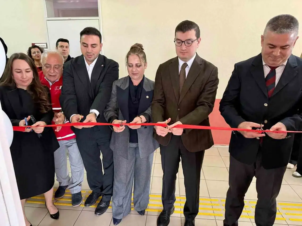 ADÜ Bozdoğan’da öğrencilere anlamlı destek: Kızılay Butik kapılarını açtı