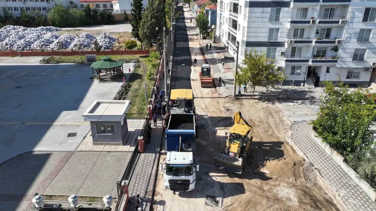 Kırkağaç’ta Salı Pazarı’nın çehresi değişiyor: 4 bin ton asfaltla konfor dönemi