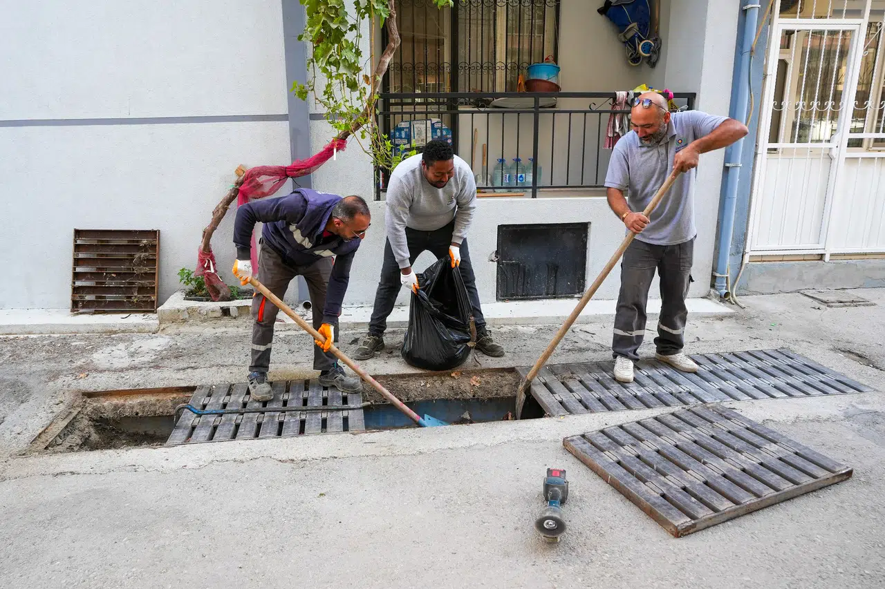 Gaziemir’de kışa hazırlık: Yağmur suyu kanalları temizleniyor