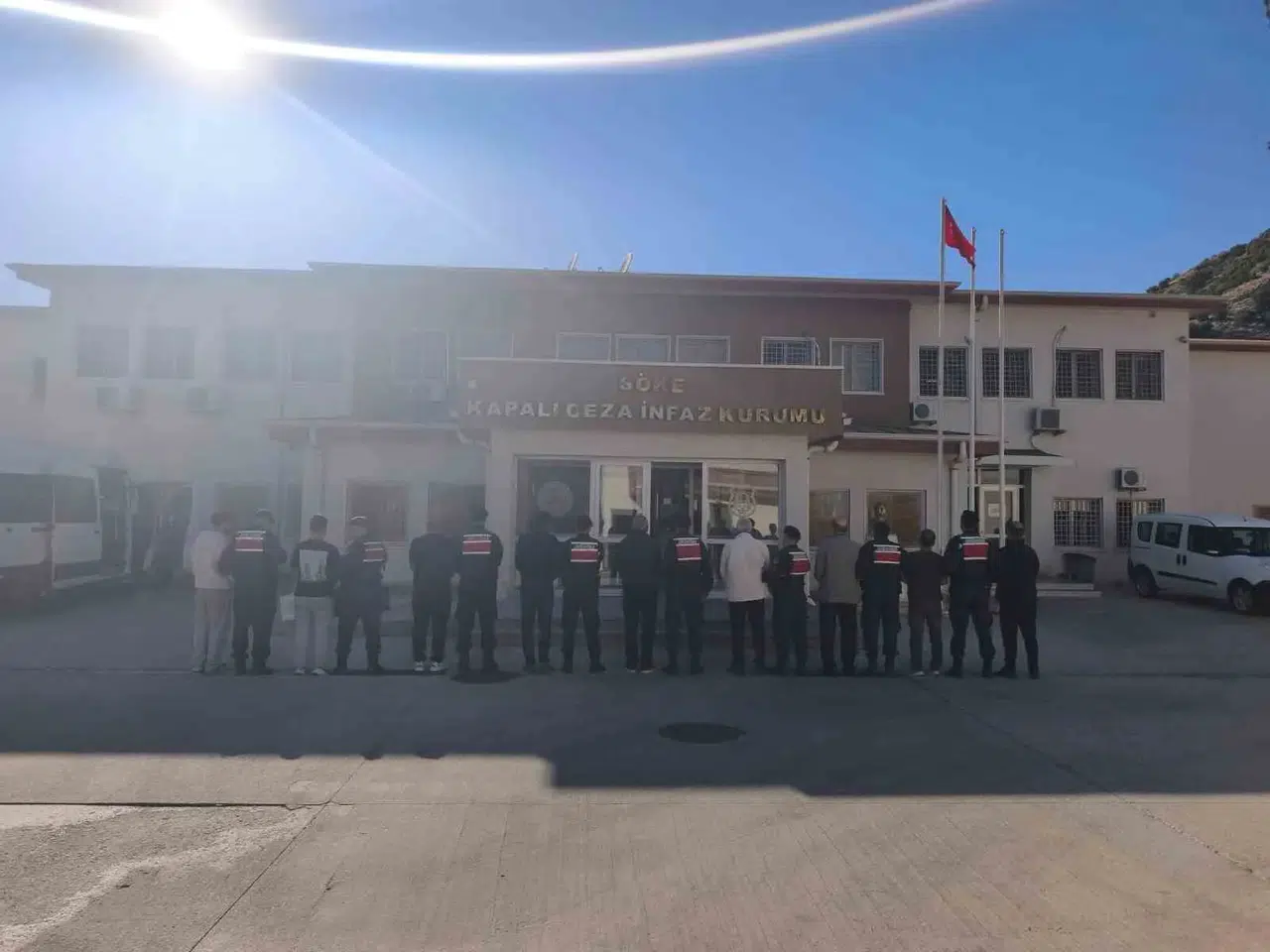 Kuşadası'nda huzur operasyonu: 11 suçlu demir parmaklıklar ardında