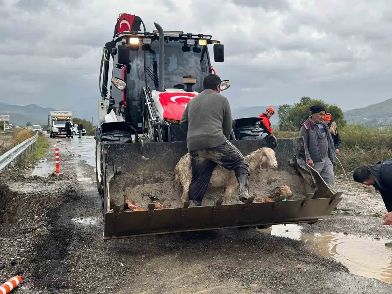 Dalaman'da kabus dolu saatler: Tersakan Çayı taştı, ilçe sular altında kaldı
