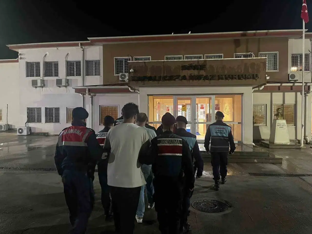 Didim'de turistik tesise şafak baskını: Göçmen kaçakçılarına ağır darbe