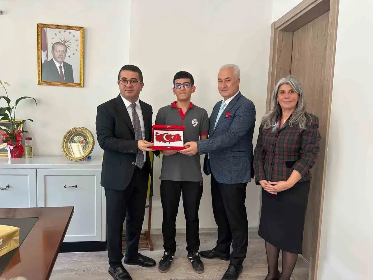 Bayrağa gösterdiği vefa gençlere örnek oldu: Kaymakamdan anlamlı davet