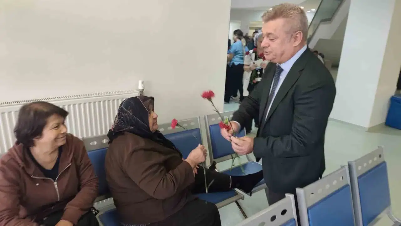 Hafsa Sultan Hastanesi’nde anlamlı gün: Hastalara karanfilli destek
