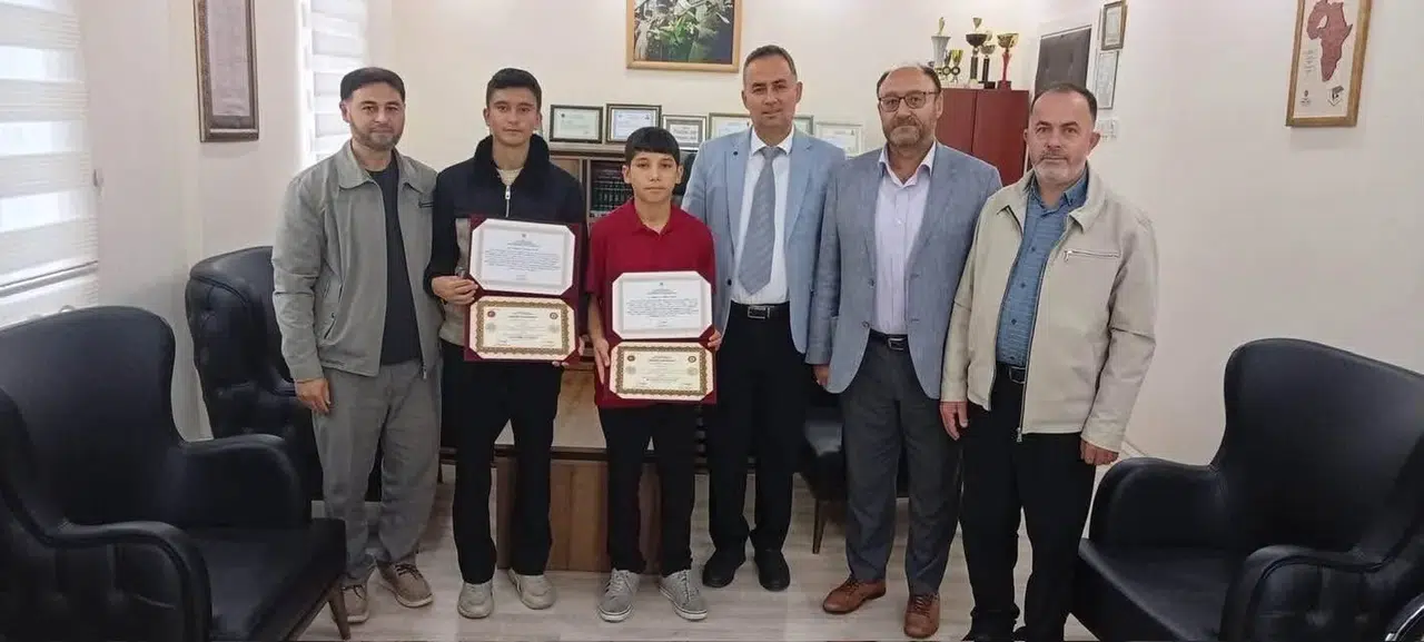 Bolvadin’de gurur günü: İki genç hafızlık tacını taktı
