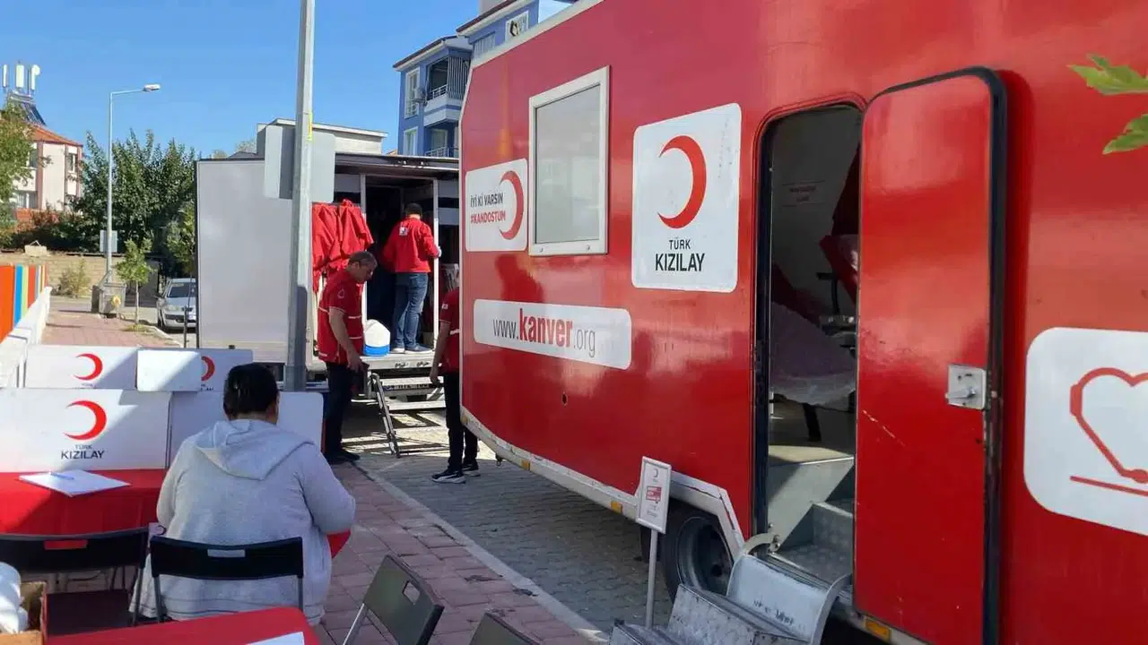 Minik yüreklerden büyük fedakarlık: Okul bahçesinde kan seferberliği