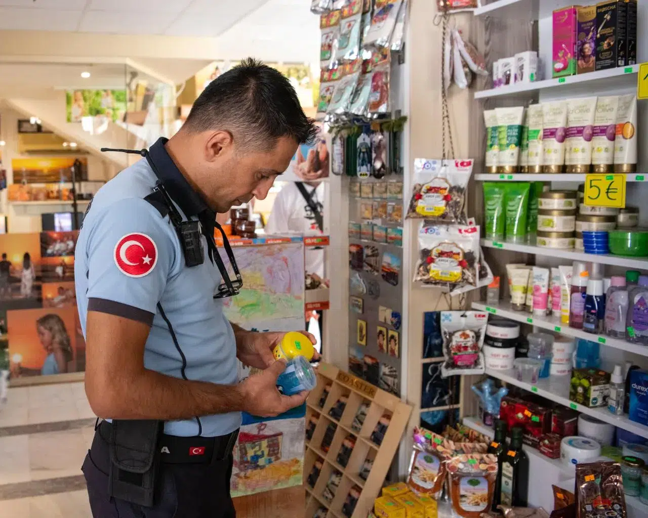 Kuşadası’nda tüketiciyi koruma mesaisi: Fiyat etiketlerine yakın takip