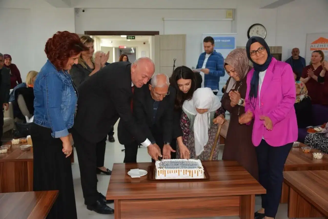 Babadağ’da nostalji rüzgarı: Başkan Kumral huzurevi sakinleriyle sahnede