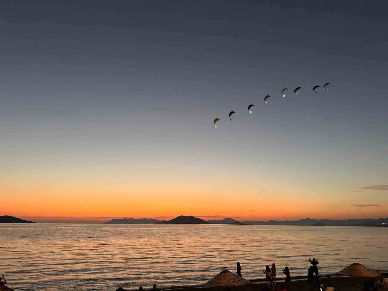 Ölüdeniz’in karanlığı ışıklarla aydınlandı: Gökyüzünde görsel şölen