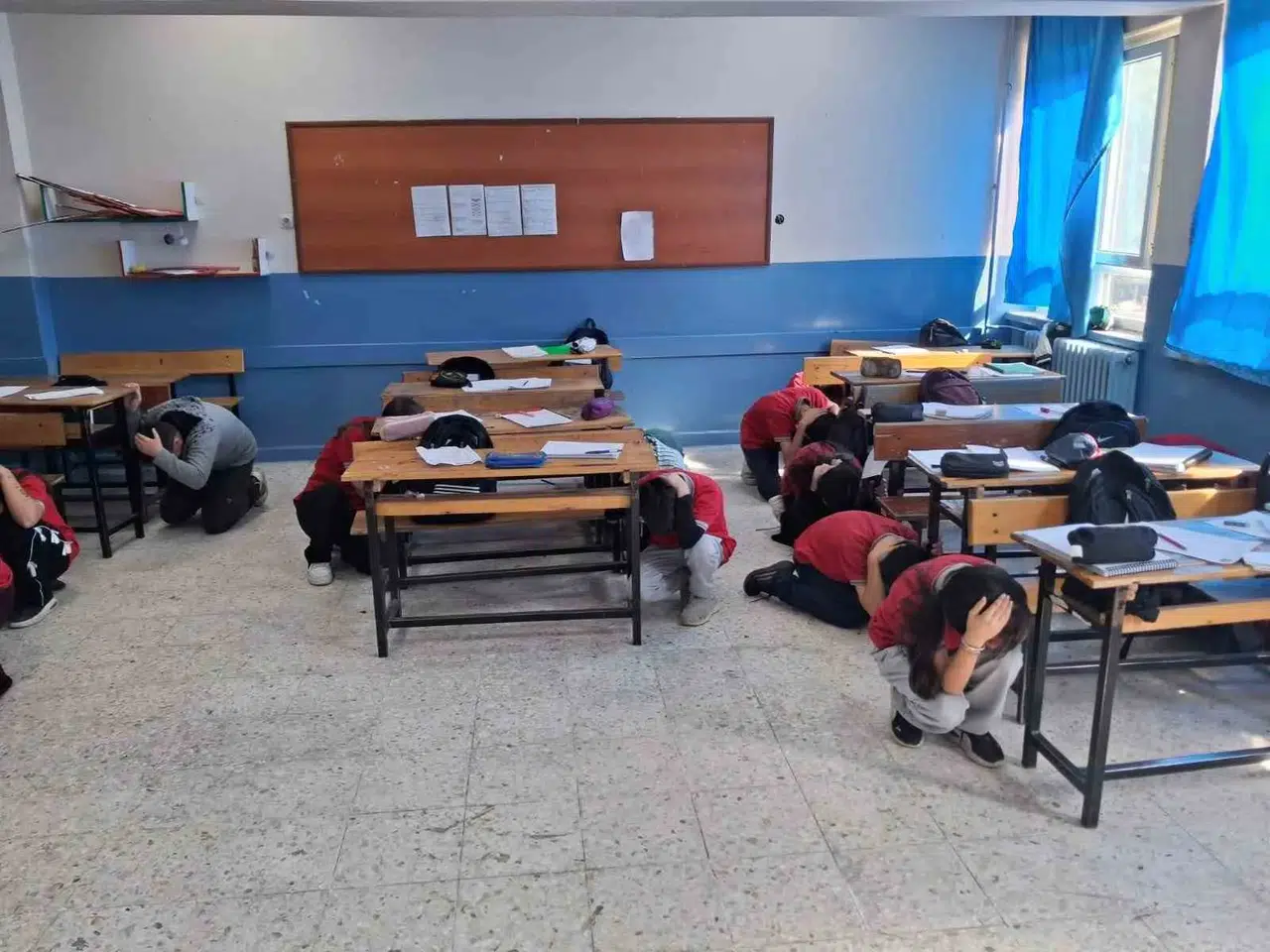 Manisa'da afet bilinci dersi: Öğrenciler saniyeler içinde güvenli alana ulaştı