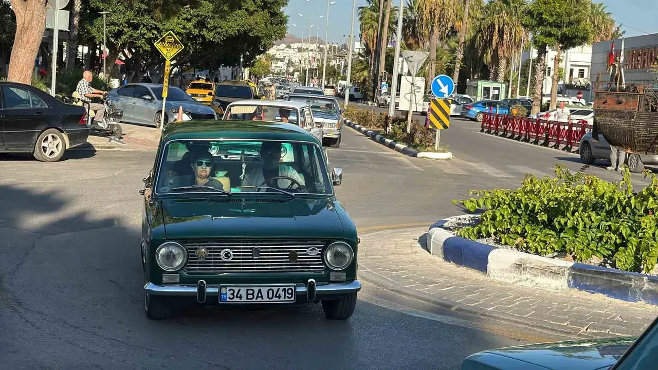 Bodrum’da nostalji rüzgarı: 42 efsane araç sahneye çıktı