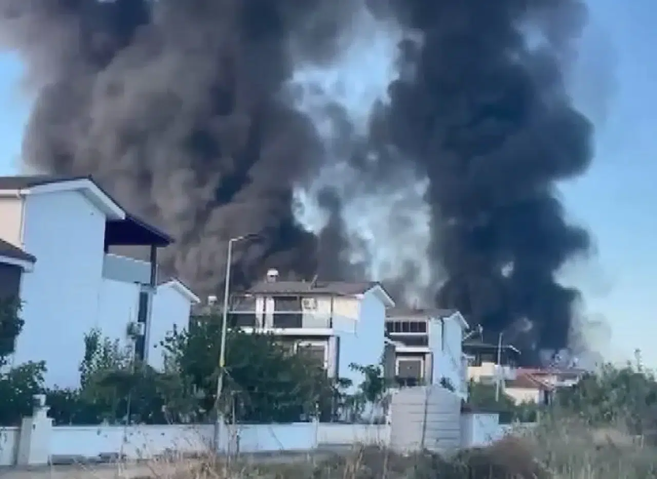 Kuşadası’nda pazar yerini alevler teslim aldı: Peş peşe patlamalar yaşandı
