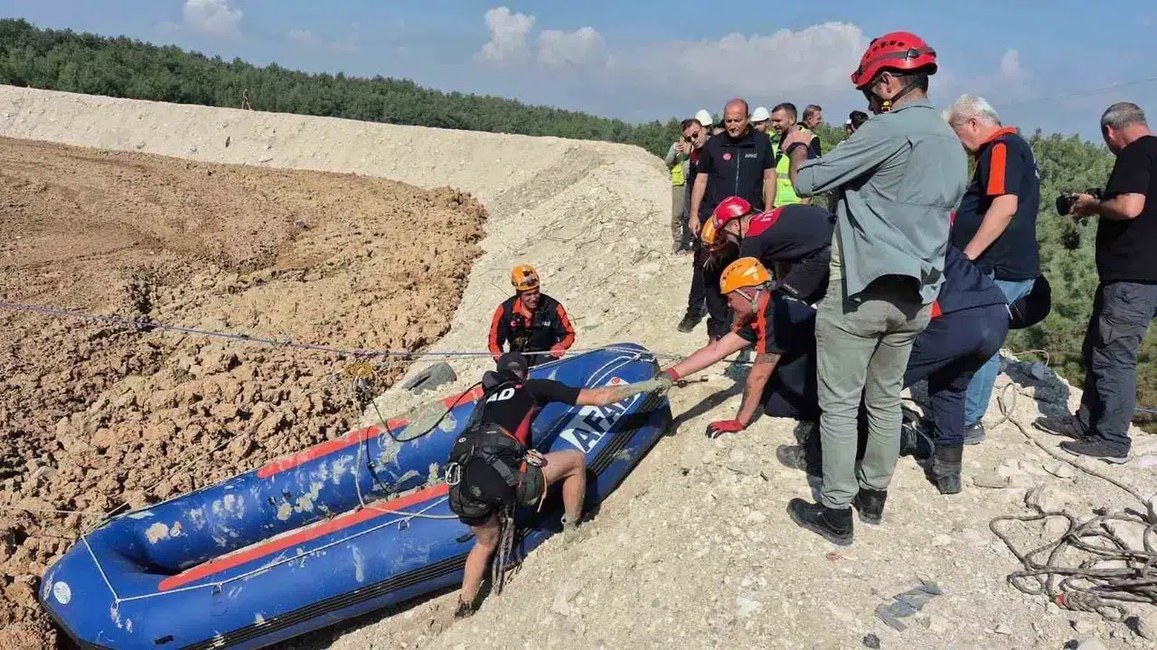 Buca’da nefes kesen operasyon: Çamur deryasında yaşam mücadelesi veren can dostu kurtarıldı