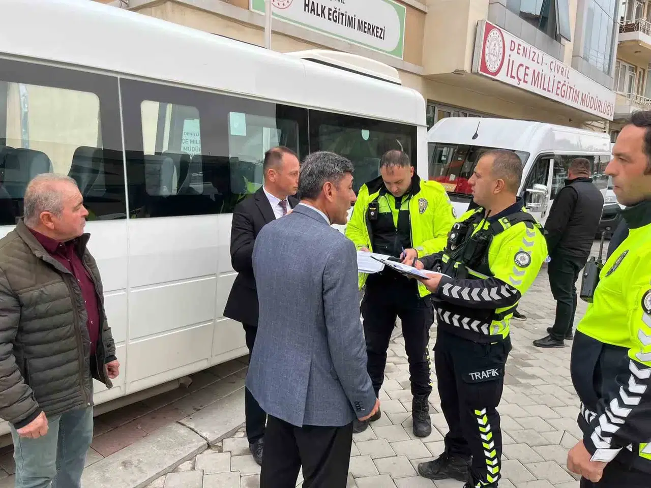 Çivril’de okul yollarında sıkı takip: Servisler mercek altına alındı