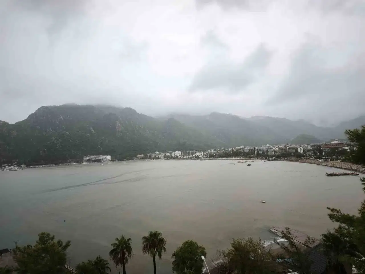 Marmaris’te şiddetli yağışın ardından ürküten manzara: Turkuaz deniz çamura büründü