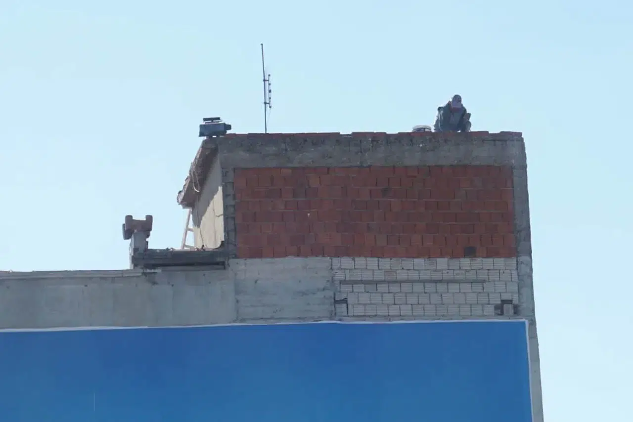 İzmir’de yürekleri ağza getiren manzara: 10 katlı binanın tepesinde önlemsiz çalışma