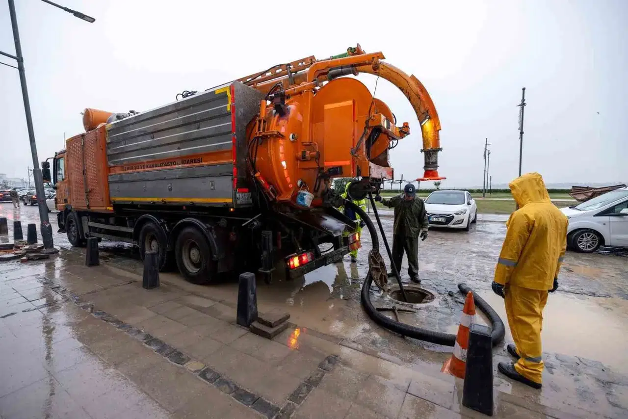 İzmir'de sağanak mesaisi: 665 kişilik dev ekip teyakkuza geçti