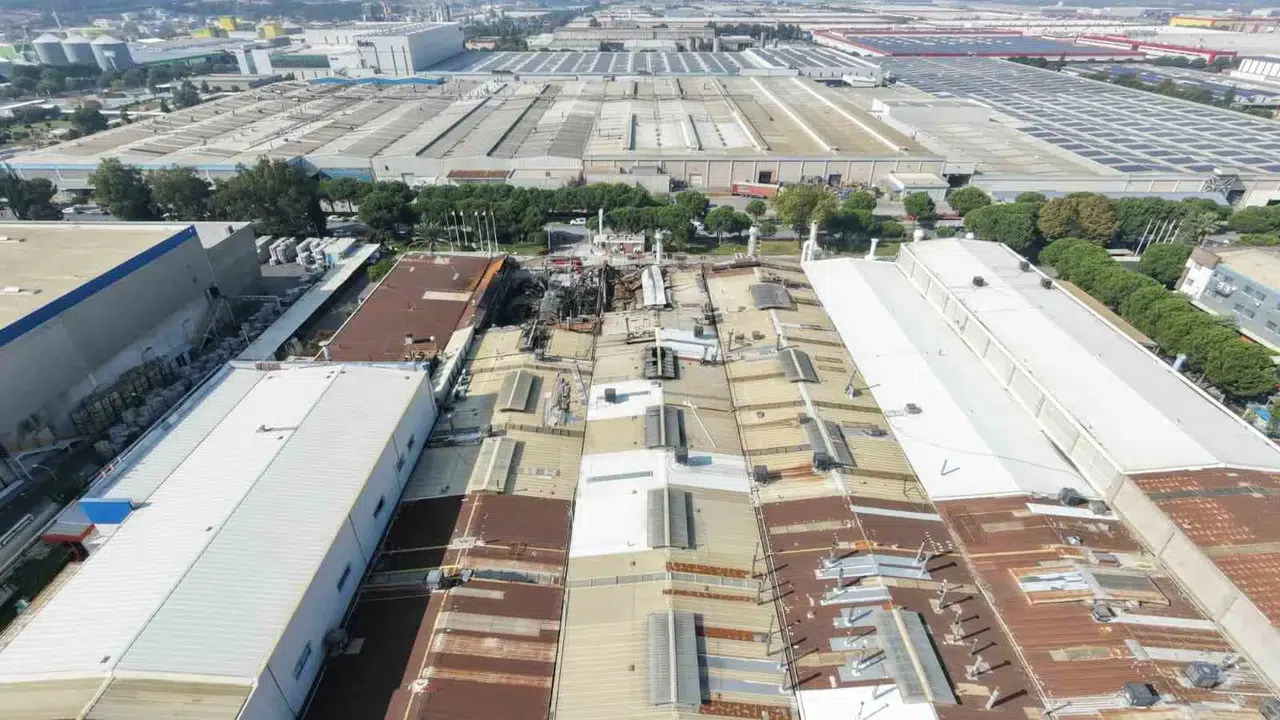 Manisa'da sanayi bölgesinde korkutan gece: İnci Akü fabrikasında hasar dronla görüntülendi