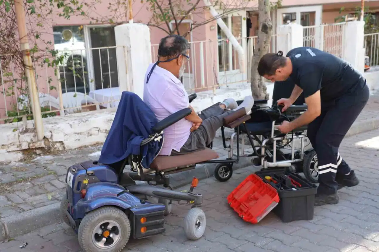 Muğla’da engelleri kaldıran dokunuş: Tekerlekli sandalyeler artık evlerde tamir ediliyor
